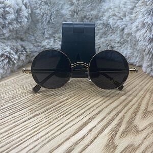 BRAND NEW✨
ROUND EYEWEAR ACCESSORIES🌀
VERY FANCY SUNGLASSES 💌
UV PROTECTION ⚜️